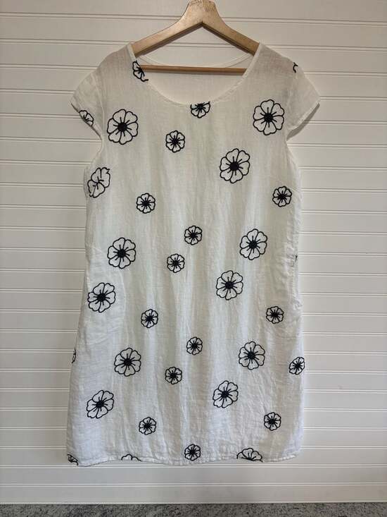 Unbranded Dresses & Skirts - Made in Italy White 100% Linen with embroidered flowers Size M